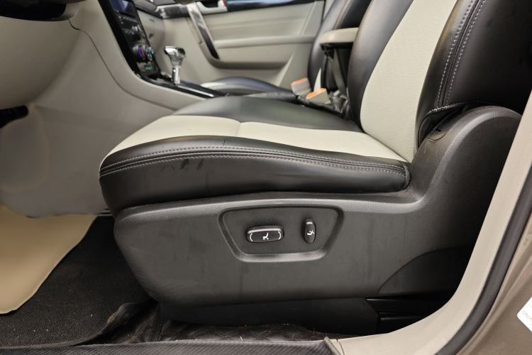 Used Chevrolet Captiva 2017 2.4L Two-Wheel Drive City Edition 5 Seats Interior 9