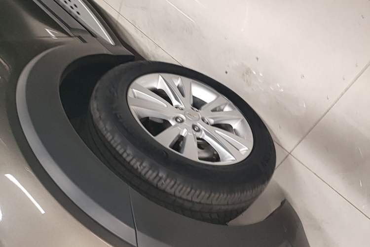 Used Chevrolet Captiva 2017 2.4L 4x4 Flagship Edition 7-Seater Left Front Wheel Hub