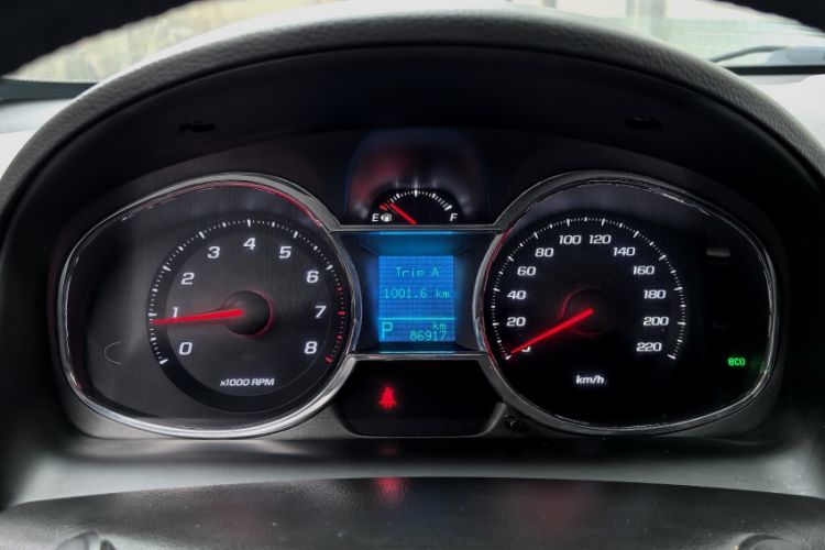 Used Chevrolet Captiva 2017 2.4L Two-Wheel Drive Luxury Edition 7 Seats Odometer Close Up