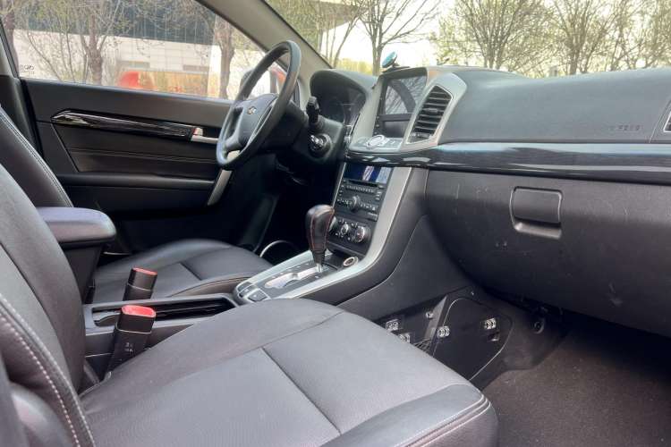 Used Chevrolet Captiva 2017 2.4L Two-Wheel Drive Luxury Edition 7 Seats Right Front Seat