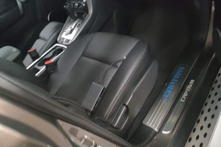 Used Chevrolet Captiva 2017 2.4L 4x4 Flagship Edition 7-Seater Right Front Seat