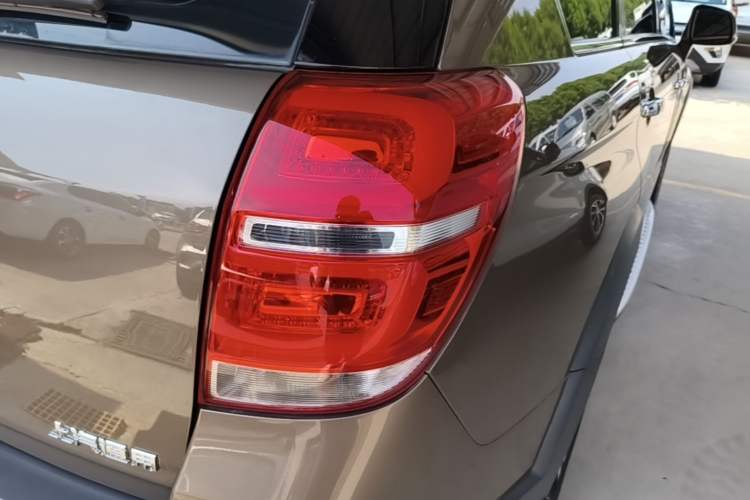 Used Chevrolet Captiva 2017 2.4L Two-Wheel Drive Luxury Edition 7 Seats Right Rear Taillight
