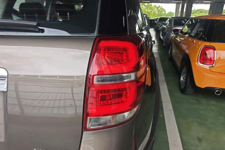 Used Chevrolet Captiva 2017 2.4L Two-Wheel Drive Luxury Edition 7 Seats Right Rear Taillight