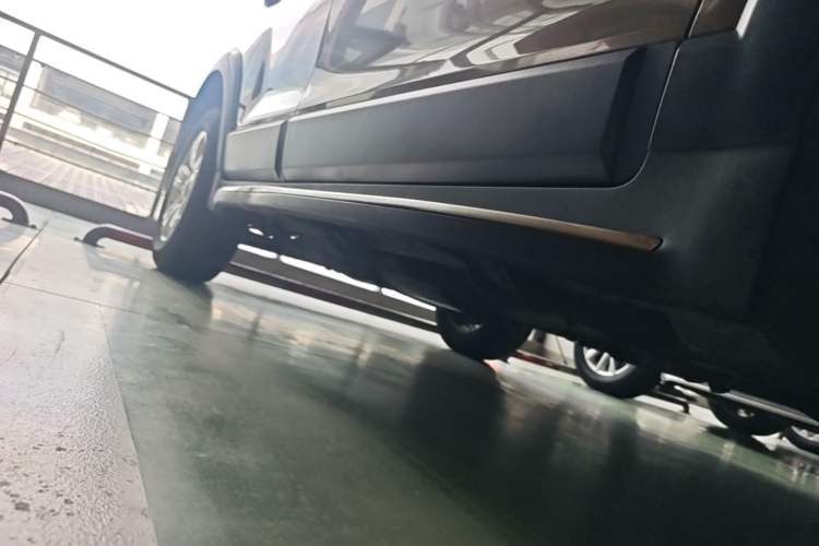 Used Chevrolet Captiva 2017 2.4L Two-Wheel Drive Luxury Edition 7 Seats Right Side Sill