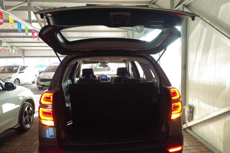 Used Chevrolet Captiva 2017 2.4L 4x4 Flagship Edition 7-Seater Trunk