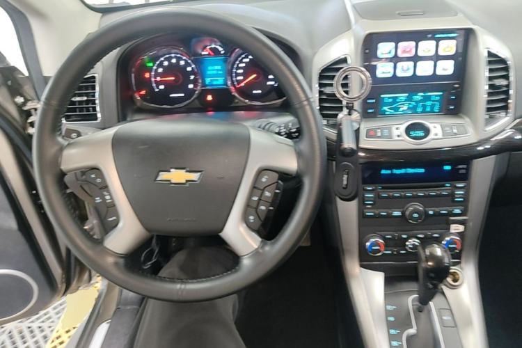 Used Chevrolet Captiva 2017 2.4L 4x4 Flagship Edition 7-Seater Center Console