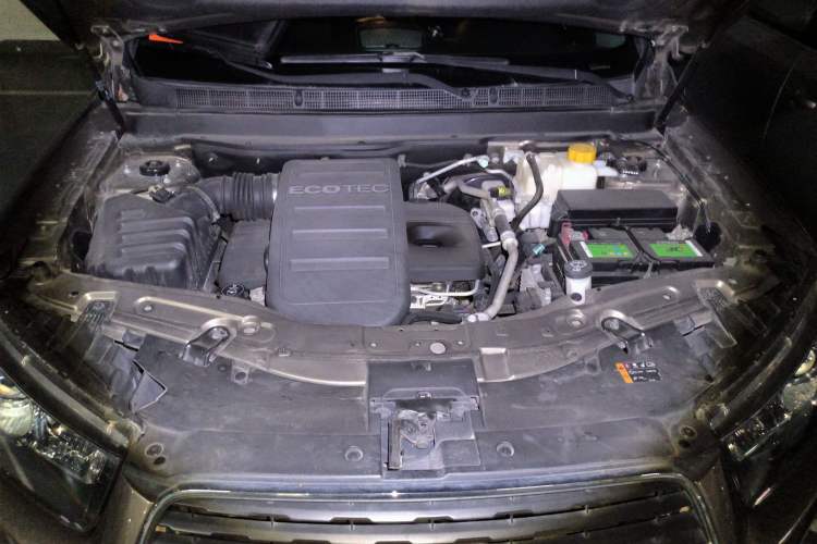 Used Chevrolet Captiva 2017 2.4L 4x4 Flagship Edition 7-Seater Engine Bay