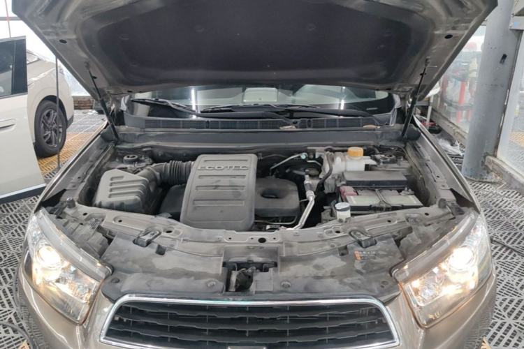Used Chevrolet Captiva 2017 2.4L 4x4 Flagship Edition 7-Seater Engine Bay
