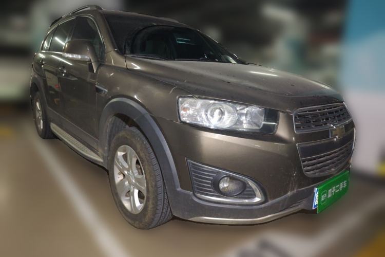 Used Chevrolet Captiva 2017 2.4L Two-Wheel Drive Luxury Edition 7 Seats Front Right 45 Deg
