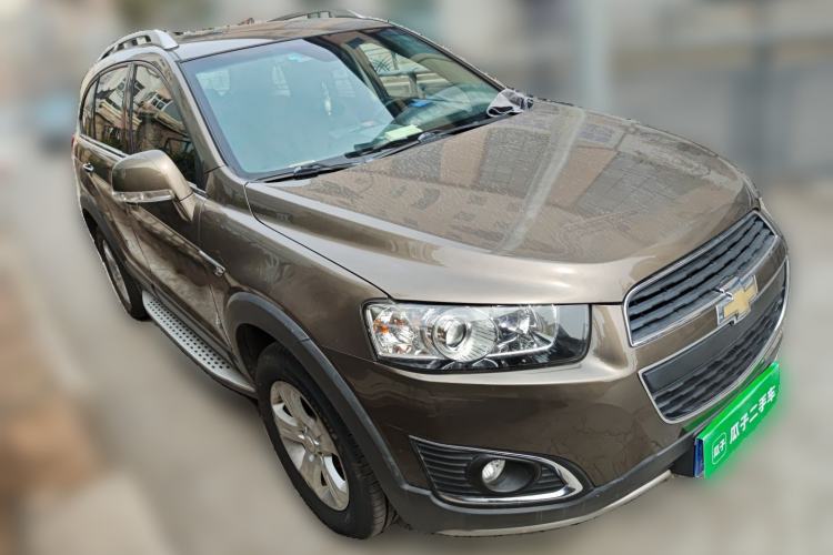 Used Chevrolet Captiva 2017 2.4L Two-Wheel Drive Luxury Edition 7 Seats Front Right 45 Deg