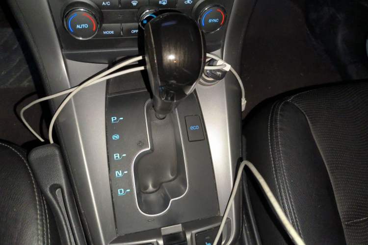 Used Chevrolet Captiva 2017 2.4L 4x4 Flagship Edition 7-Seater Gear Lever