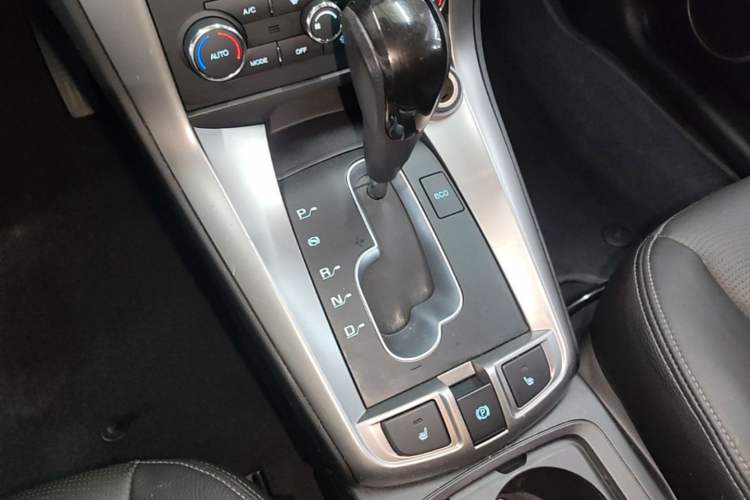 Used Chevrolet Captiva 2017 2.4L 4x4 Flagship Edition 7-Seater Gear Lever