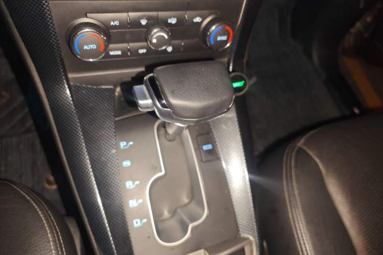 Used Chevrolet Captiva 2017 2.4L 4x4 Flagship Edition 7-Seater Gear Lever