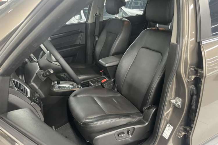 Used Chevrolet Captiva 2017 2.4L 4x4 Flagship Edition 7-Seater Interior 5