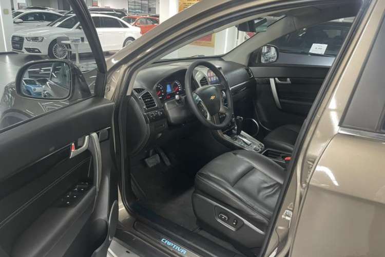 Used Chevrolet Captiva 2017 2.4L 4x4 Flagship Edition 7-Seater Interior 6