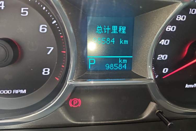 Used Chevrolet Captiva 2017 2.4L Two-Wheel Drive Luxury Edition 7 Seats Odometer Close Up