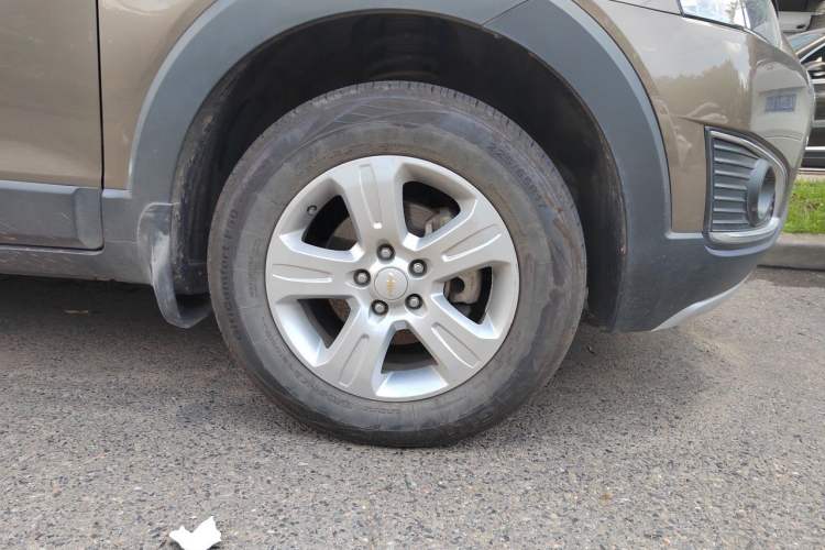 Used Chevrolet Captiva 2017 2.4L Two-Wheel Drive Urban Version 7 Seats Right Front Wheel Hub