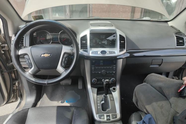 Used Chevrolet Captiva 2017 2.4L 4x4 Flagship Edition 7-Seater Center Console