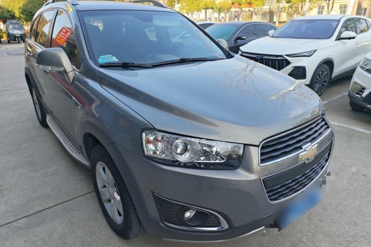 Used Chevrolet Captiva 2017 2.4L Two-Wheel Drive Luxury Edition 7 Seats Front Right 45 Deg