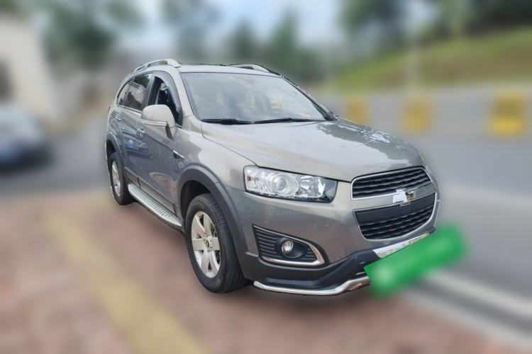 Used Chevrolet Captiva 2017 2.4L Two-Wheel Drive Luxury Edition 7 Seats Front Right 45 Deg
