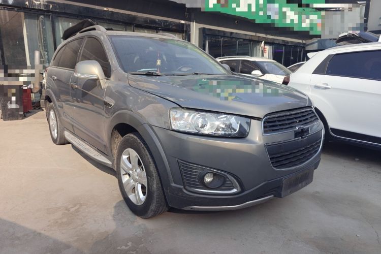 Used Chevrolet Captiva 2017 2.4L Two-Wheel Drive Luxury Edition 7 Seats Front Right 45 Deg