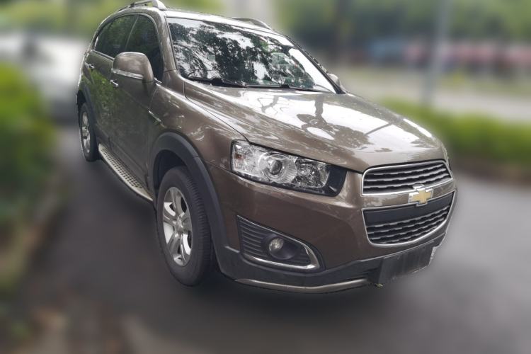 Used Chevrolet Captiva 2017 2.4L Two-Wheel Drive Luxury Edition 7 Seats Front Right 45 Deg