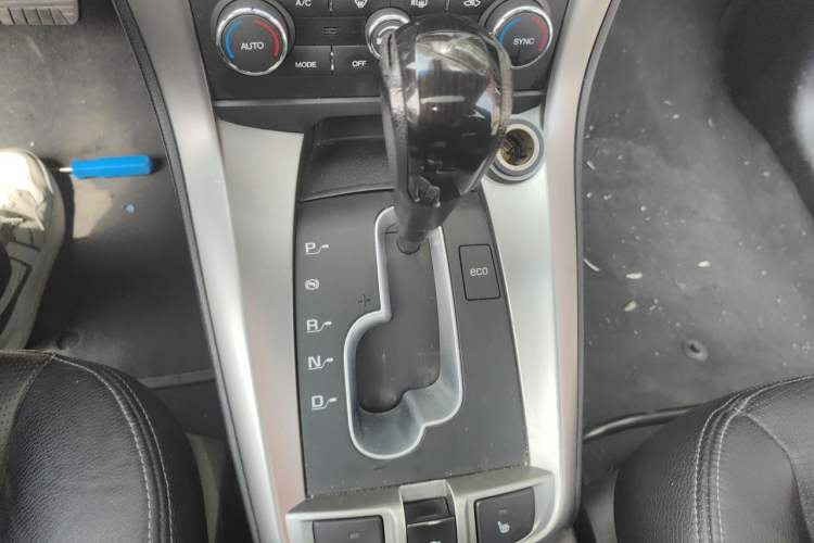 Used Chevrolet Captiva 2017 2.4L 4x4 Flagship Edition 7-Seater Gear Lever