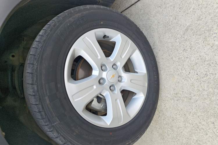 Used Chevrolet Captiva 2017 2.4L Two-Wheel Drive Luxury Edition 7 Seats Left Front Wheel Hub