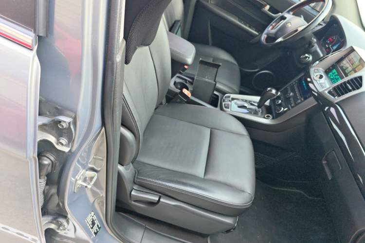Used Chevrolet Captiva 2017 2.4L Two-Wheel Drive Luxury Edition 7 Seats Right Front Seat
