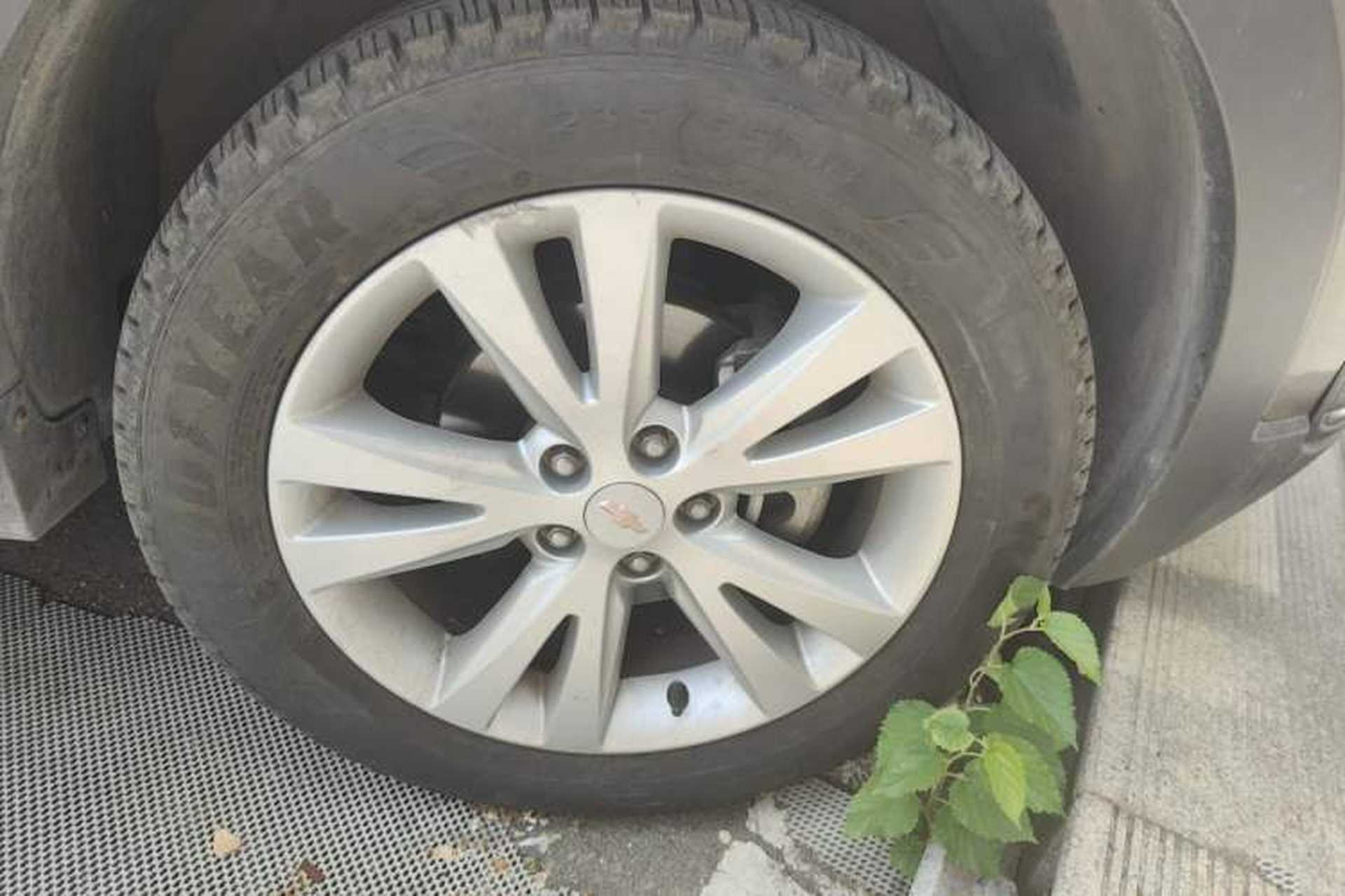 Used Chevrolet Captiva 2017 2.4L 4x4 Flagship Edition 7-Seater Right Front Wheel Hub
