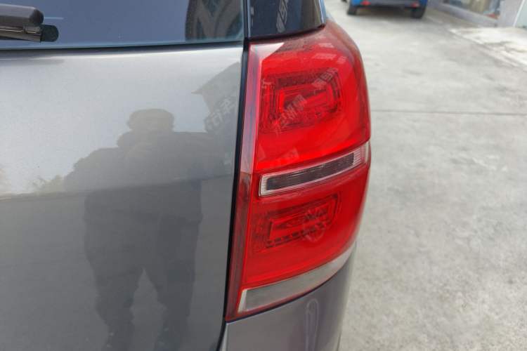 Used Chevrolet Captiva 2017 2.4L Two-Wheel Drive Luxury Edition 7 Seats Right Rear Taillight
