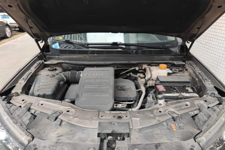 Used Chevrolet Captiva 2017 2.4L 4x4 Flagship Edition 7-Seater Engine Bay