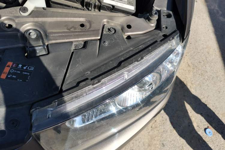 Used Chevrolet Captiva 2017 2.4L 4x4 Flagship Edition 7-Seater Engine Bay Left