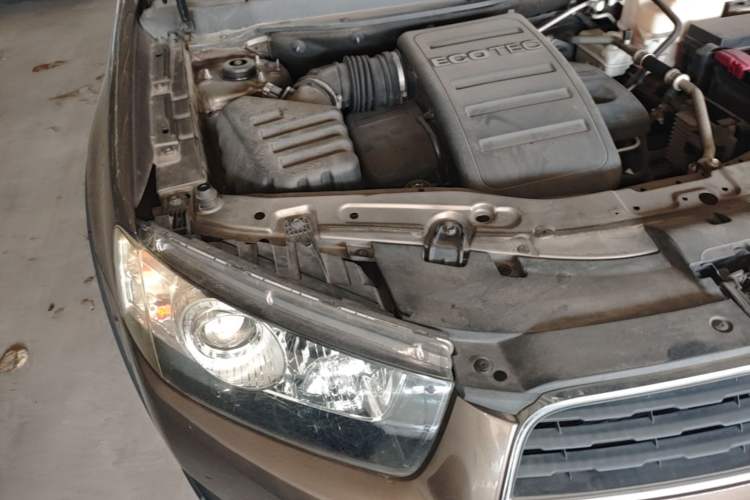 Used Chevrolet Captiva 2017 2.4L Two-Wheel Drive Luxury Edition 7 Seats Engine Bay Right