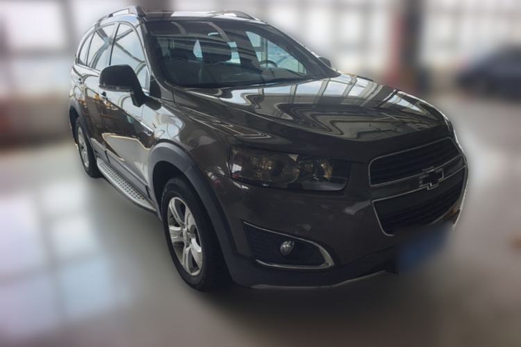 Used Chevrolet Captiva 2017 2.4L Two-Wheel Drive Luxury Edition 7 Seats Front Right 45 Deg