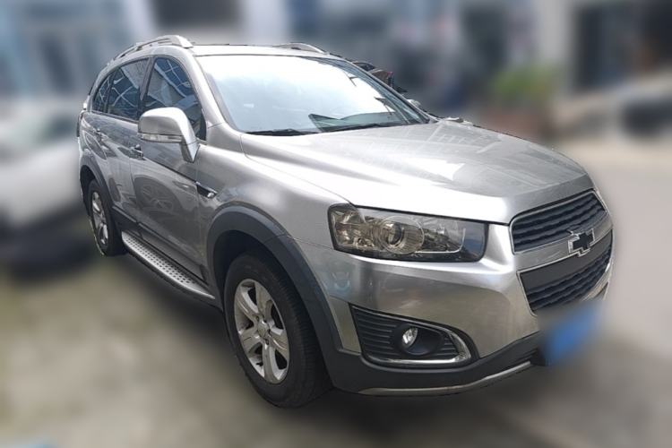 Used Chevrolet Captiva 2017 2.4L Two-Wheel Drive Luxury Edition 7 Seats Front Right 45 Deg