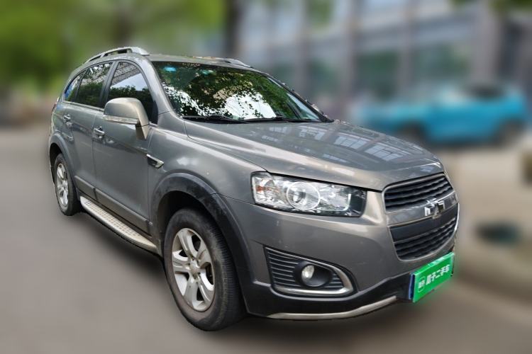 Used Chevrolet Captiva 2017 2.4L Two-Wheel Drive Luxury Edition 7 Seats Front Right 45 Deg