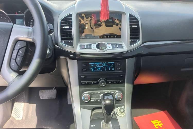 Used Chevrolet Captiva 2017 2.4L 4x4 Flagship Edition 7-Seater Audio And AC Panel