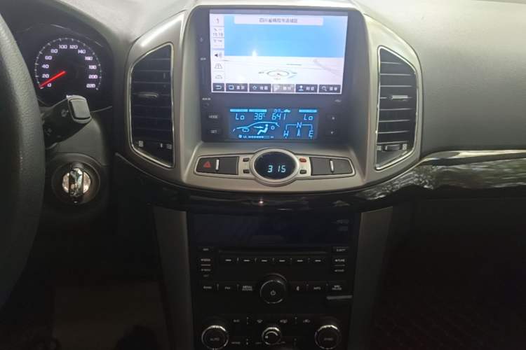 Used Chevrolet Captiva 2017 2.4L Two-Wheel Drive Luxury Edition 7 Seats Audio And AC Panel