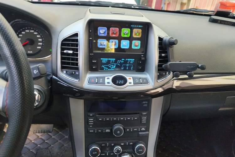 Used Chevrolet Captiva 2017 2.4L 4x4 Flagship Edition 7-Seater Audio And AC Panel