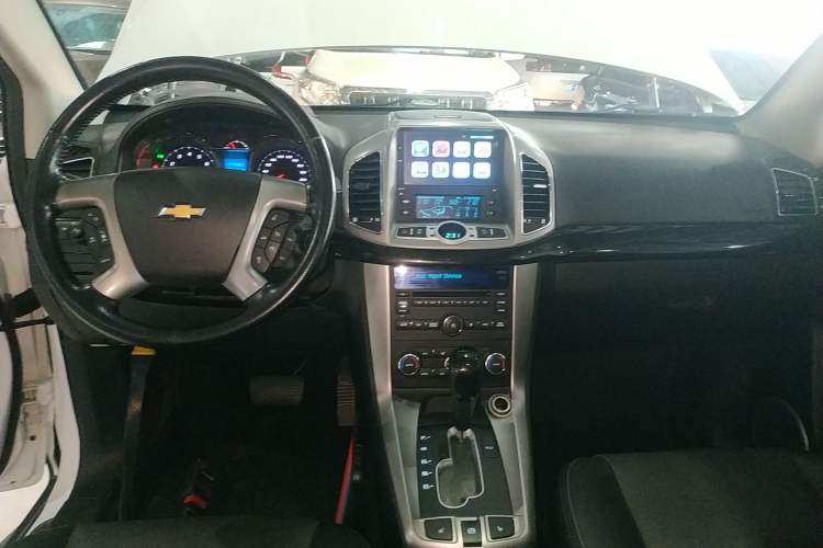 Used Chevrolet Captiva 2017 2.4L 4x4 Flagship Edition 7-Seater Center Console