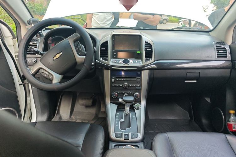 Used Chevrolet Captiva 2017 2.4L 4x4 Flagship Edition 7-Seater Center Console