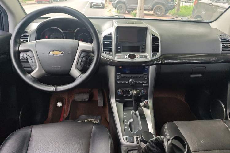 Used Chevrolet Captiva 2017 2.4L 4x4 Flagship Edition 7-Seater Center Console