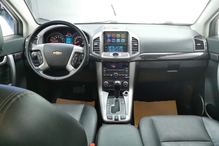 Used Chevrolet Captiva 2017 2.4L 4x4 Flagship Edition 7-Seater Center Console