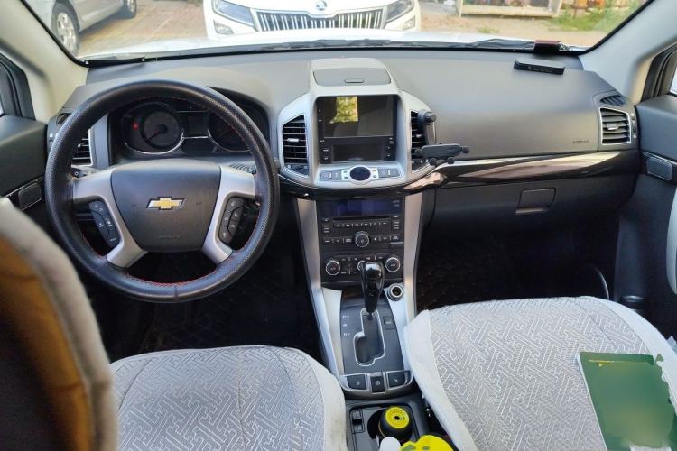 Used Chevrolet Captiva 2017 2.4L 4x4 Flagship Edition 7-Seater Center Console