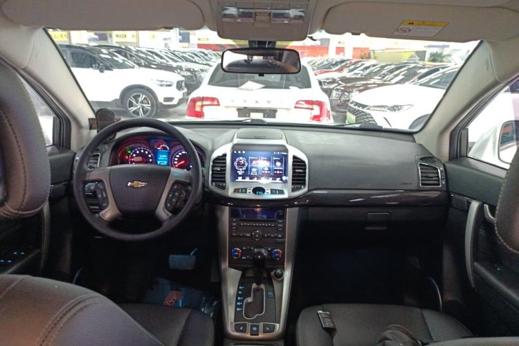 Used Chevrolet Captiva 2017 2.4L 4x4 Flagship Edition 7-Seater Center Console