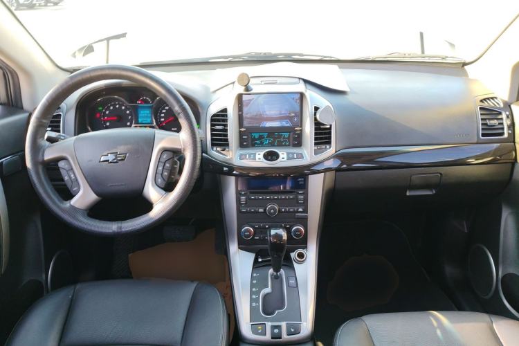 Used Chevrolet Captiva 2017 2.4L 4x4 Flagship Edition 7-Seater Center Console