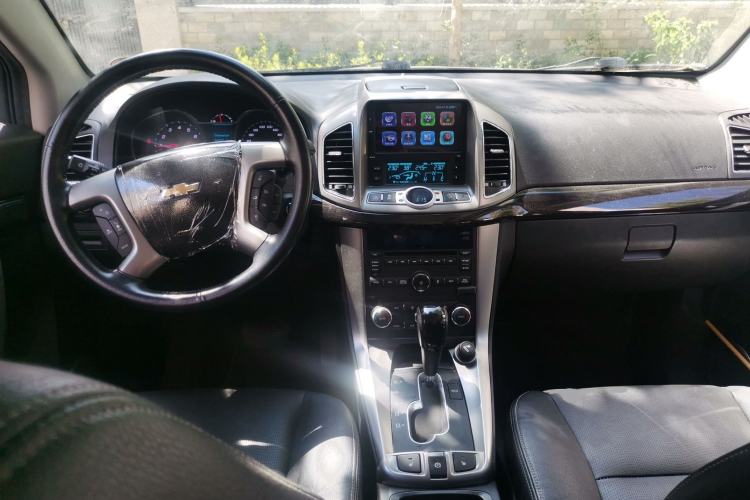 Used Chevrolet Captiva 2017 2.4L 4x4 Flagship Edition 7-Seater Center Console