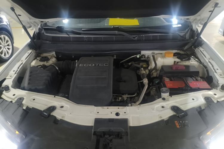 Used Chevrolet Captiva 2017 2.4L Two-Wheel Drive Urban Version 7 Seats Engine Bay