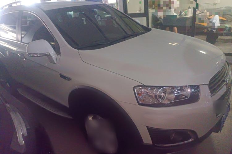 Used Chevrolet Captiva 2017 2.4L Two-Wheel Drive Luxury Edition 7 Seats Front Right 45 Deg